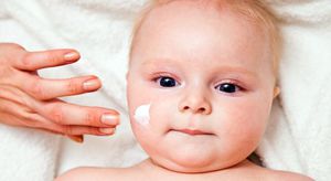 Сыпь аллергическая у малышей появляется чаще всего на щечках.