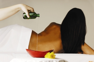 Оливковое масло косметологи применяют для разных процедур.