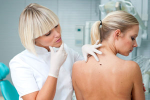 Советы и рекомендации дерматологов для лечения прыщей на спине у женщин