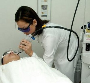 Лазерное удаление ангиомы проводят в косметических клиниках.