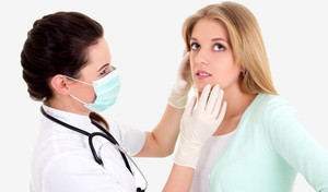 Женщина посещает врача-дерматолога