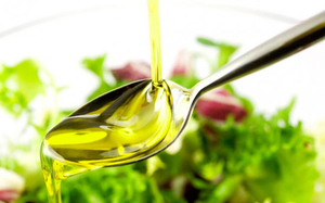 Льняное масло можно использовать для заправки салатов и приготовления разных блюд.